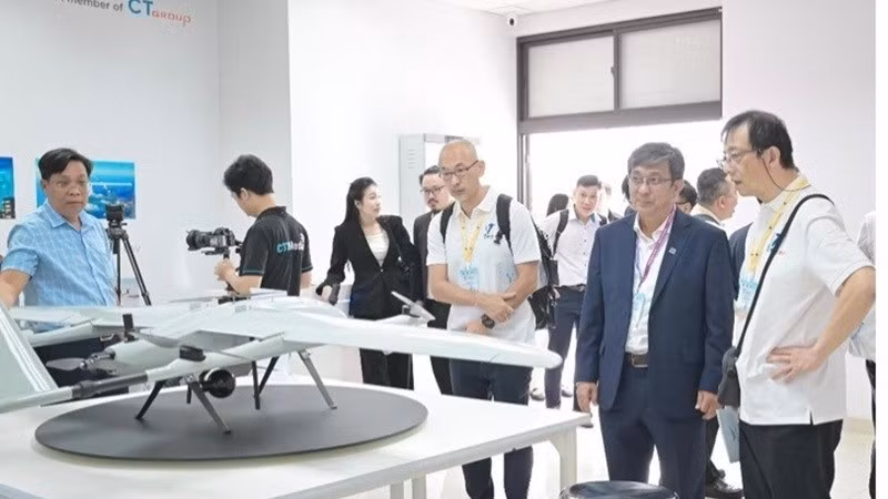 Đoàn tham gia hội nghị tham quan UAV & Robot Agritech Innovation Lab.