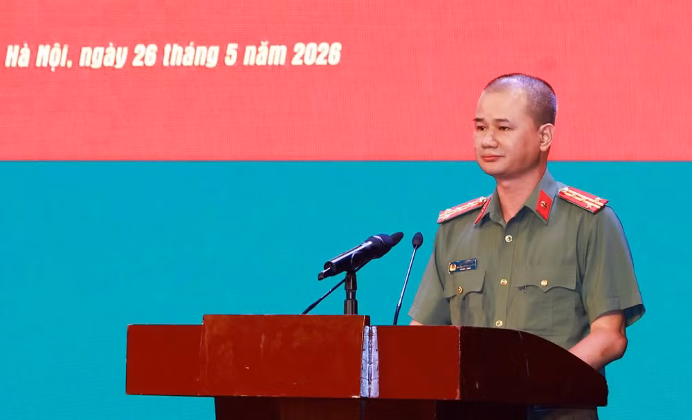 Đại tá Trần Duy Hiển, Phó Tổng Biên tập Báo Công an nhân dân phát biểu tại buổi lễ.