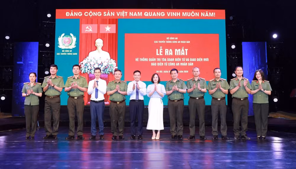 Các đại biểu dự lễ ra mắt hệ thống quản trị Tòa soạn điện tử và giao diện mới Báo điện tử Công an nhân dân.