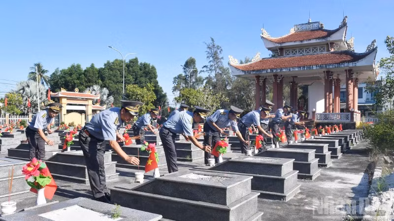 Chi đội Kiểm ngư số 3 thành kính dâng hương tại Nghĩa trang Liệt sĩ Tam Giang (xã Núi Thành).