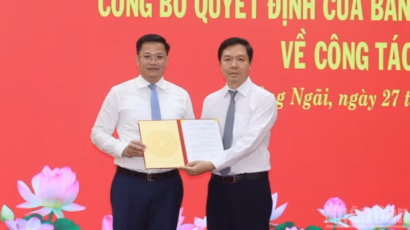 Phó Trưởng Ban Tổ chức Trung ương Trịnh Mạnh Linh trao Quyết định của Ban Bí thư cho đồng chí Nguyễn Đức Tâm.