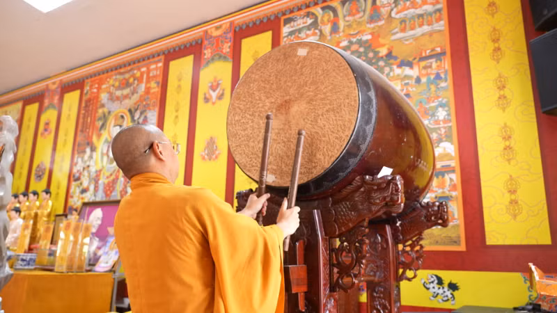 Đại đức Thích Thanh Phương, trụ trì chùa Sủi, cử hành ba hồi trống Bát nhã, thực hiện nghi thức tưởng niệm các Anh hùng liệt sĩ.
