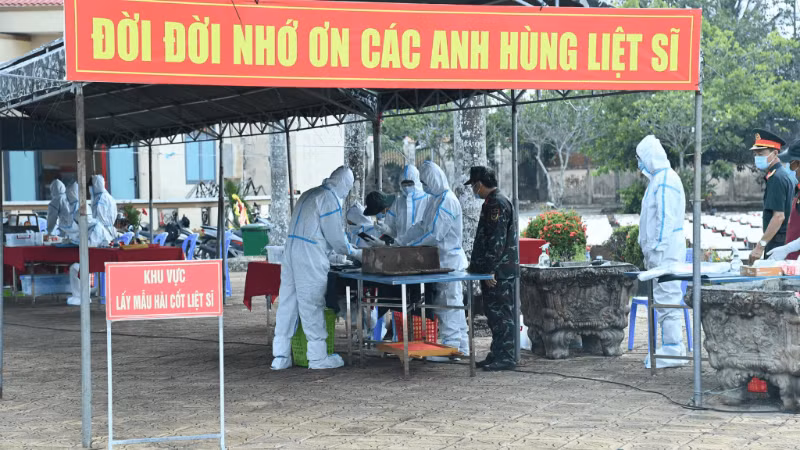 Lực lượng vũ trang lấy mẫu hài cốt liệt sĩ chưa có thông tin tại Nghĩa trang Liệt sĩ Ô Môn, Cần Thơ. (Ảnh: VĂN ÚT)