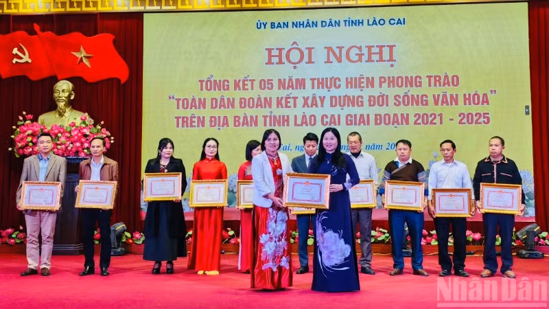 Phó Chủ tịch Ủy ban nhân dân tỉnh Vũ Thị Hiền Hạnh trao Bằng khen cho các tập thể điển hình tiên tiến. (Ảnh: THANH SƠN)