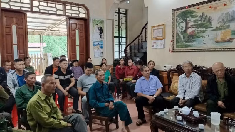 Đảng viên Chi bộ thôn Nà Ngần, xã Thượng Quan nghe, học tập nghị quyết qua kênh truyền hình của tỉnh. (Ảnh: VĂN TỐ)