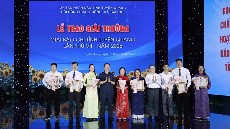Các đồng chí lãnh đạo tỉnh Tuyên Quang trao giải A cho các tác giả, nhóm tác giả đoạt giải.