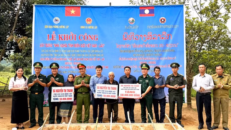 Ban tổ chức trao hỗ trợ kinh phí tặng các hộ dân tại bản A Via, cụm bản La Cồ, tỉnh Savannakhet (Lào).
