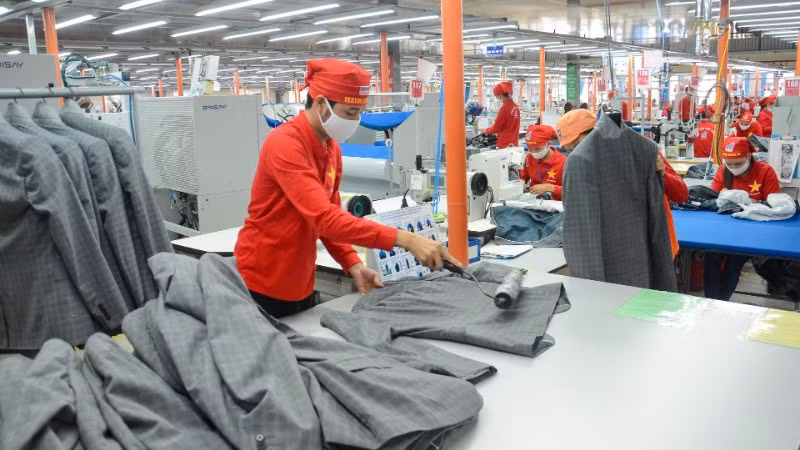 Thúc đẩy xuất khẩu tăng trưởng hai con số Sản xuất áo xuất khẩu tại Xí nghiệp May Hưng Hà, tỉnh Hưng Yên. (Ảnh: ĐĂNG ANH)