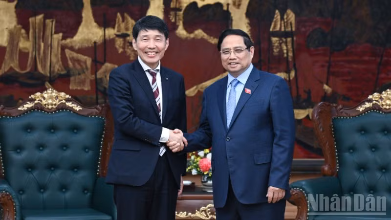 Thủ tướng Phạm Minh Chính và ông Yamamoto Ichita, Thống đốc tỉnh Gunma, Nhật Bản. (Ảnh: TRẦN HẢI)