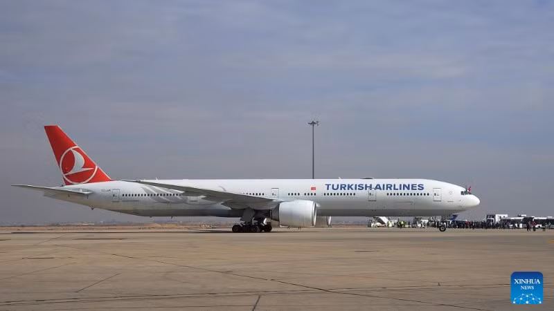 Một máy bay của Hãng hàng không Thổ Nhĩ Kỳ đáp xuống Sân bay quốc tế Damascus ở Thủ đô Damascus của Syria, ngày 23/1/2025. Sự kiện đánh dấu việc Hãng hàng không Thổ Nhĩ Kỳ nối lại các chuyến bay tới Syria sau 13 năm đình trệ. (Ảnh: THX) 