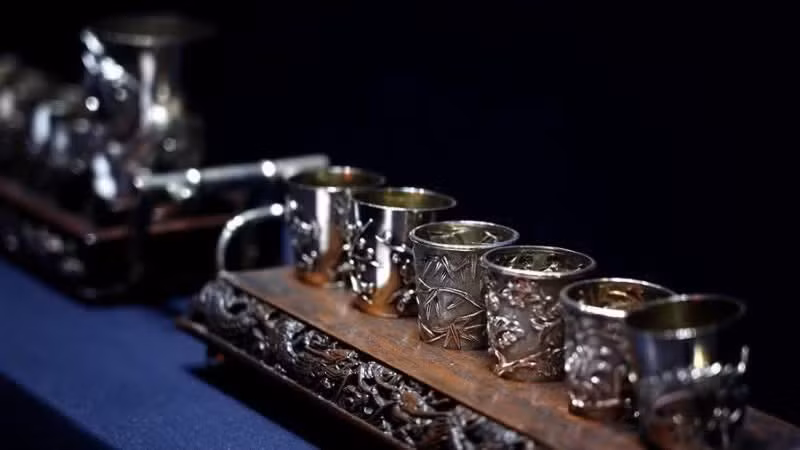 Bộ sưu tập đồ dùng pha trà bằng bạc do Trung Quốc sản xuất được trưng bày tại một triển lãm ở Bảo tàng Tây An (Trung Quốc). (Ảnh: Tân Hoa xã) 