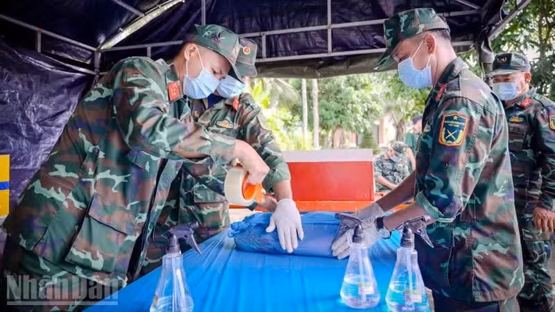 Đội lấy mẫu cẩn thận lấy mẫu hài cốt liệt sĩ chưa xác định được thông tin để phục vụ giám định ADN tại nghĩa trang liệt sĩ tỉnh An Giang, ở phường Rạch Giá.