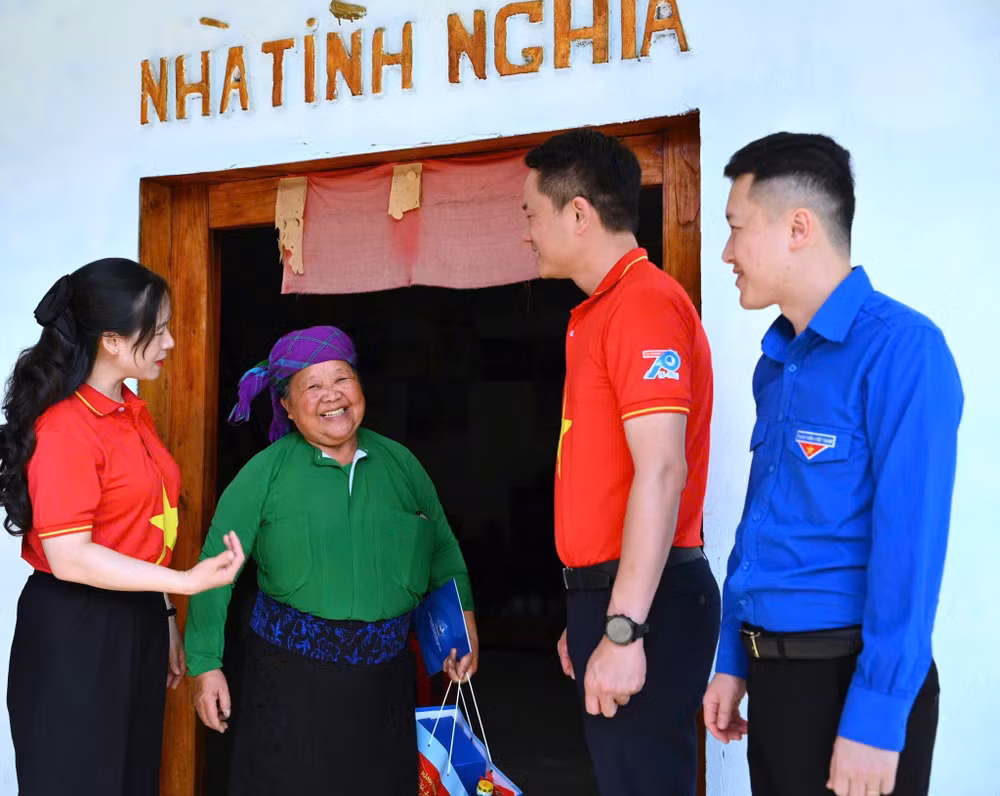 1-thap-lua-tinh-yeu-to-quoc-trong-tim-nguoi-tre-1.jpg