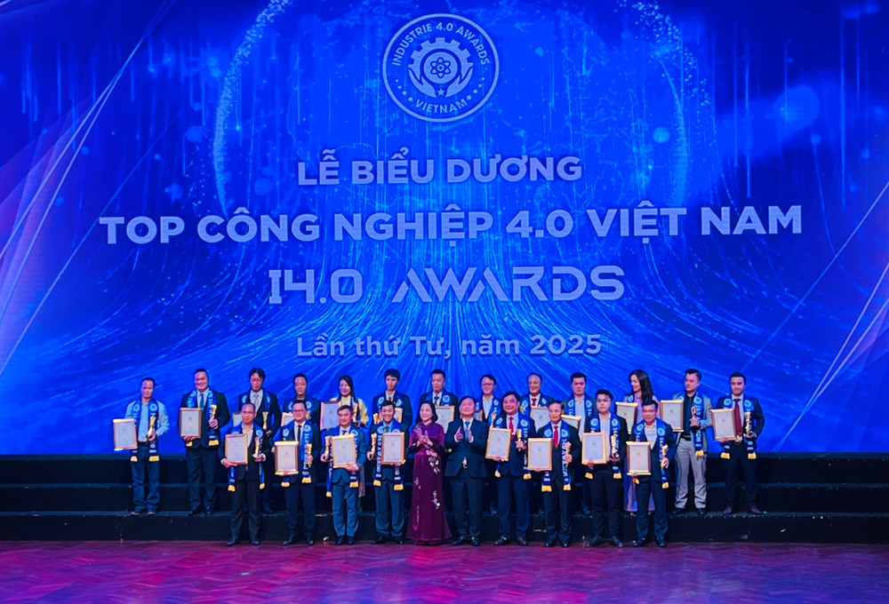 Đồng chí Nguyễn Thị Thanh - Phó Chủ tịch Quốc hội và đồng chí Phan Xuân Dũng, Chủ tịch Liên hiệp các Hội Khoa học và Kỹ thuật Việt Nam trao chứng nhận và biểu trưng cho các doanh nghiệp. 6997976df24e45101c5f.jpg