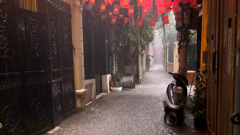Mưa lớn chiều ngày 10/7 làm ngập nhiều ngõ phố ở khu vực Hà Nội.