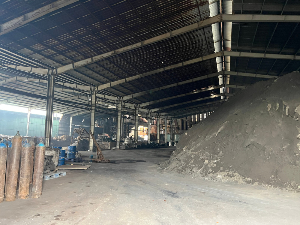 Bên trong nhà xưởng tái chế kim loại ở xã Phù Lỗ, huyện Sóc Sơn. (Ảnh: Đức Tùng)