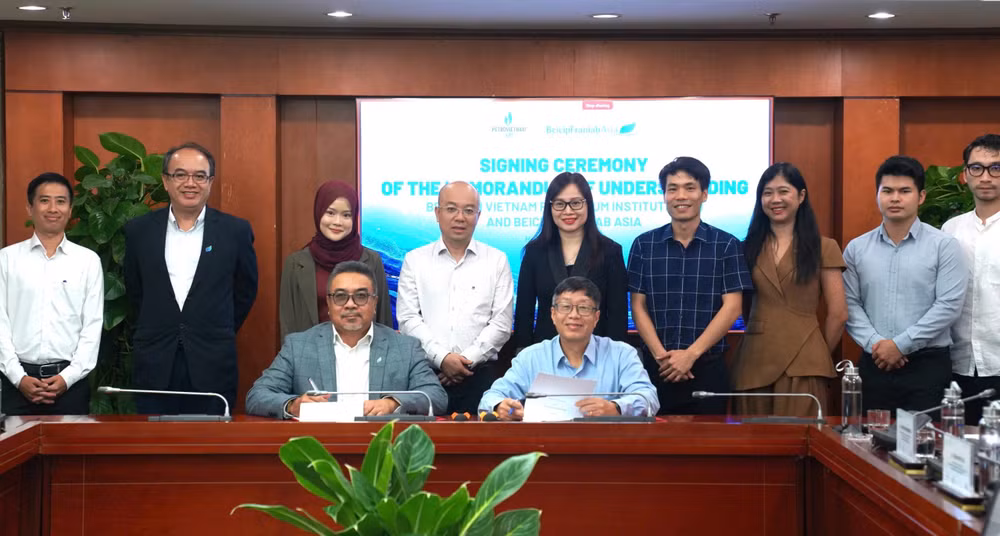 Đại diện Viện VPI và Beicip-Franlab Asia ký kết Biên bản ghi nhớ hợp tác nghiên cứu, ứng dụng công nghệ trong thăm dò, khai thác dầu khí. (Ảnh: VPI)