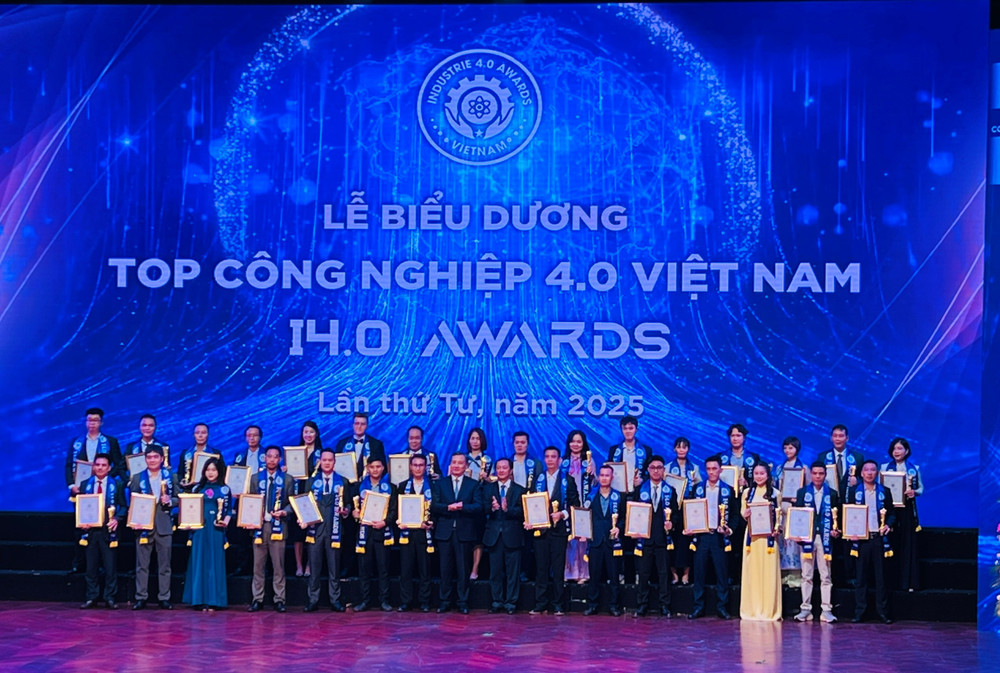 Đồng chí Lê Quang Huy - Chủ nhiệm Ủy ban Khoa học Công nghệ và Môi trường của Quốc hội và đồng chí Huỳnh Thành Đạt - Ủy viên Trung ương Đảng, Phó Trưởng Ban Tuyên giáo và Dân vận Trung ương trao chứng nhận và biểu trưng cho các doanh nghiệp. ac1929ee4ccdfb93a2dc.jpg