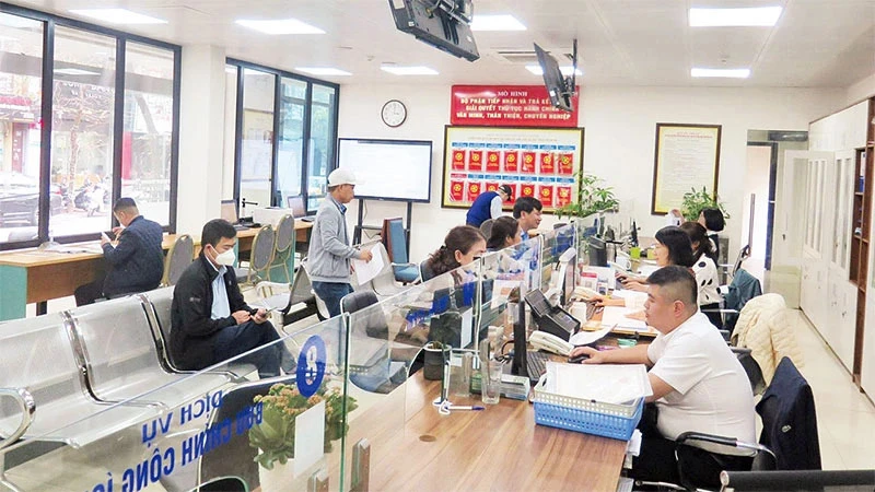 Bộ phận giao dịch một cửa tại quận Đống Đa, Hà Nội. (Ảnh nhandan.vn)