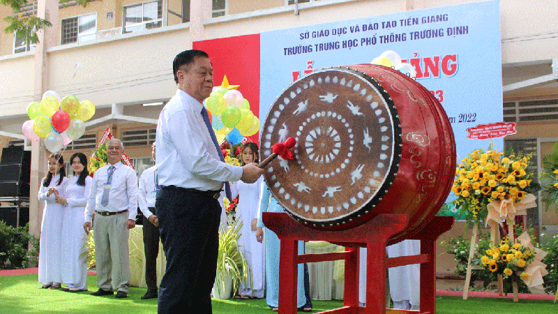 Trưởng Ban Tuyên giáo Trung ương Nguyễn Trọng Nghĩa đánh trống khai giảng năm học mới tại Trường trung học phổ thông Trương Định, tỉnh Tiền Giang. (Ảnh: Báo Ấp Bắc)