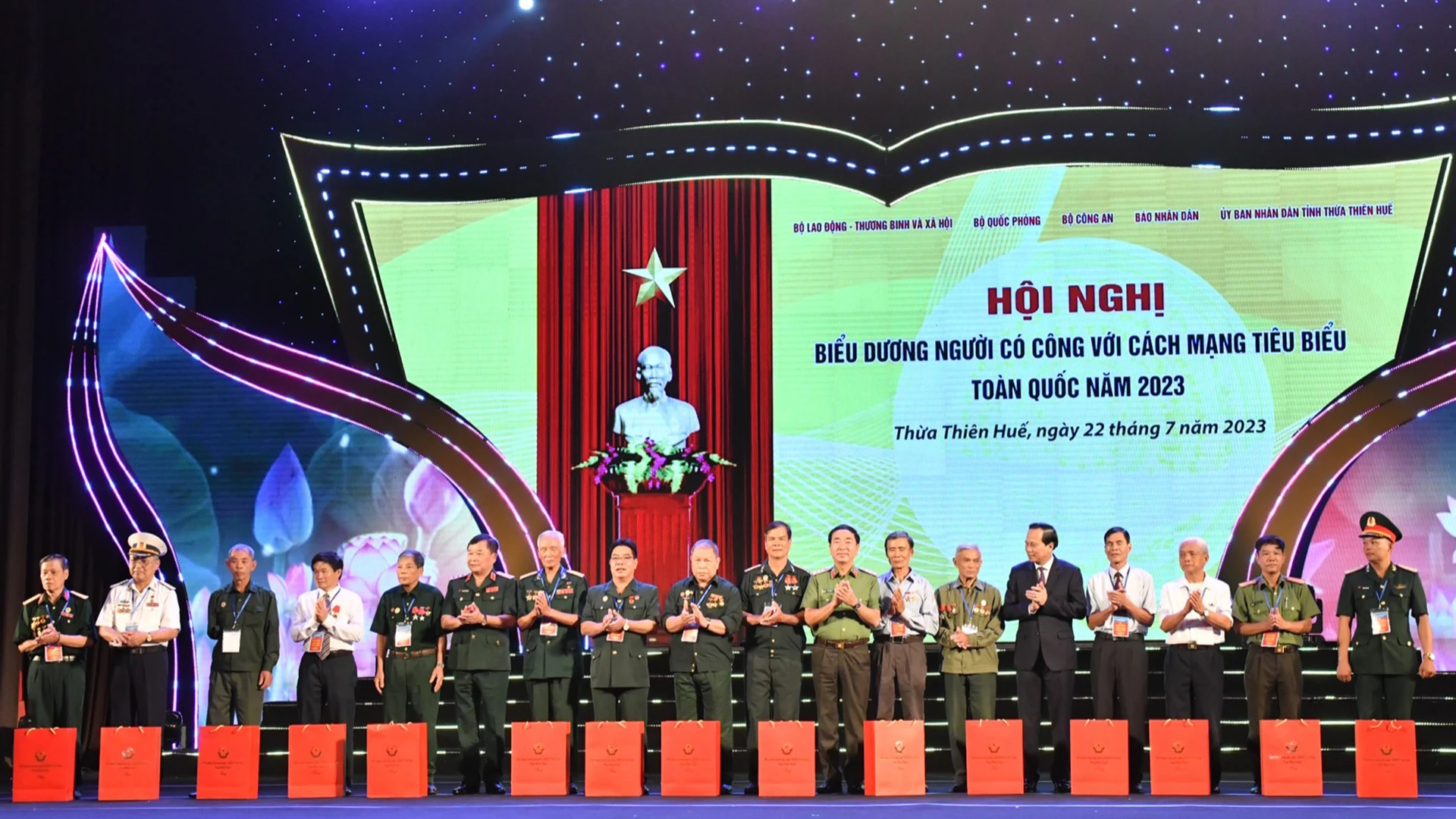 Tặng quà người có công tại Hội nghị biểu dương người có công với cách mạng tiêu biểu toàn quốc năm 2023, Thừa Thiên Huế, ngày 22/7/2023. (Ảnh: ĐĂNG KHOA)