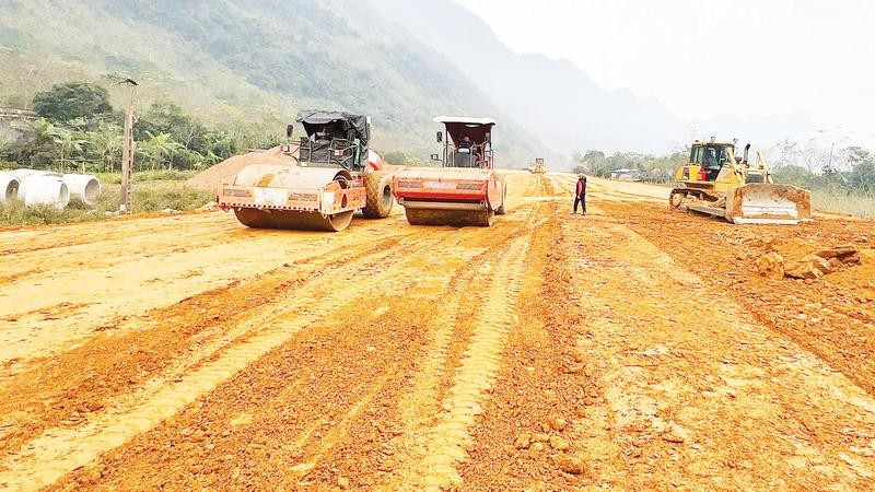 Nhờ quản lý tốt các mỏ trên địa bàn nên việc cung cấp đất đắp cho dự án đường Hòa Bình-Mộc Châu triển khai mặt bằng hiệu quả.