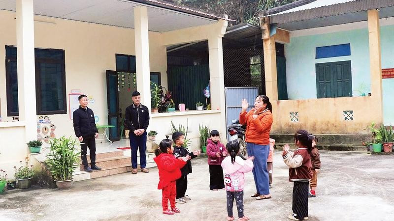 Trẻ em trong thôn Bản Giáng được đến trường.