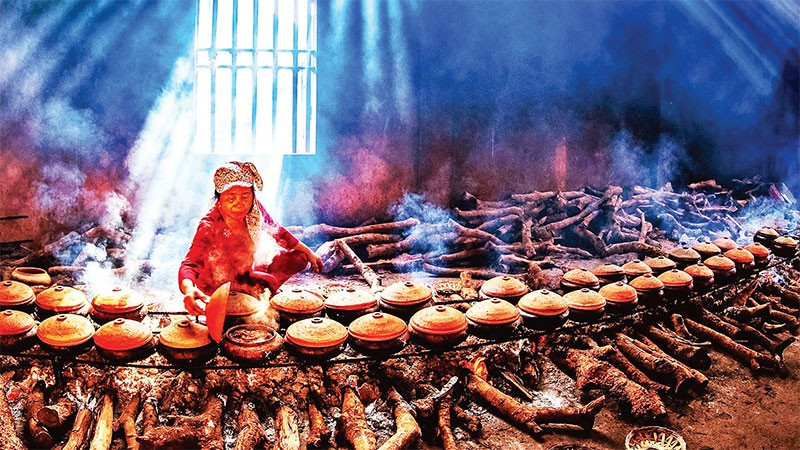 Những niêu cá kho Nhân Hậu chuẩn bị hoàn thành.