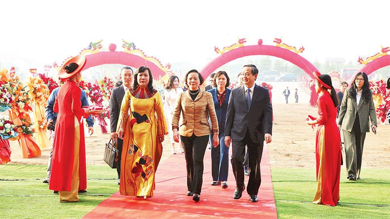 Các đại biểu dự khởi công Dự án đầu tư phát triển kết cấu hạ tầng Khu công nghiệp Quế Võ II- giai đoạn 2.