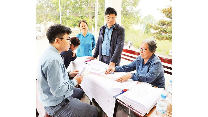 Cán bộ Trung tâm Phát triển quỹ đất Phú Thọ tư vấn, giải thích cho người dân.