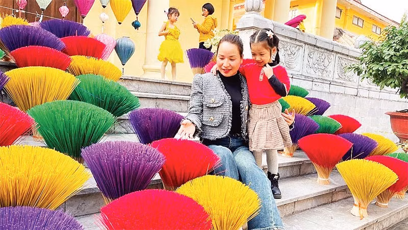 Trưng bày tăm hương làng nghề phục vụ các em học sinh trải nghiệm dịp áp Tết ở Bảo tàng Hải Phòng.