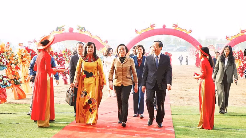 Các đại biểu dự khởi công Dự án đầu tư phát triển kết cấu hạ tầng Khu công nghiệp Quế Võ II- giai đoạn 2.