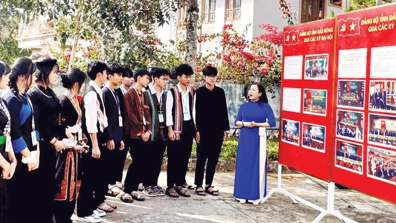 Giới thiệu lịch sử Đảng bộ tỉnh với học sinh các dân tộc tại không gian hội sách, báo.