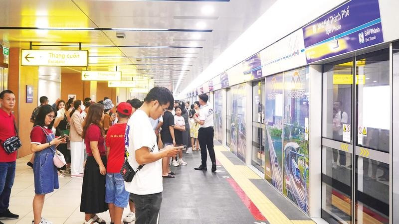 Hành khách lựa chọn đi tuyến metro số 1 Bến Thành-Suối Tiên như phương tiện quen thuộc mỗi ngày.
