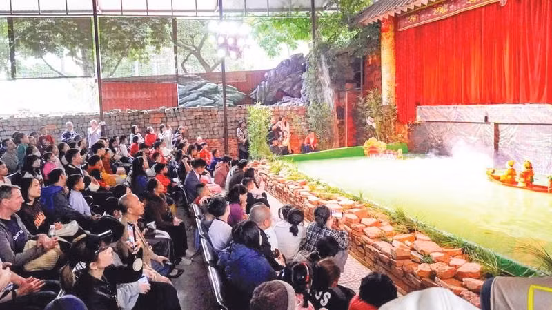 Lượng khách đến Hoàng thành Thăng Long đông là tín hiệu vui, nhưng cũng phát sinh nhiều bất cập.