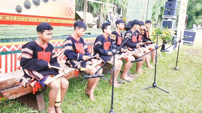Các thiếu niên người Ê Đê ở Đắk Lắk biểu diễn diễn tấu Ching kram.