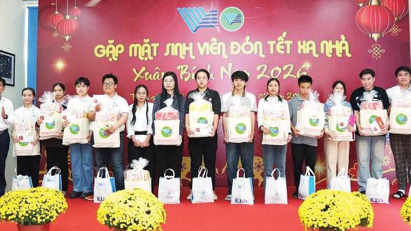 Trung tâm Quản lý Ký túc xá và Khu đô thị Đại học Quốc gia Thành phố Hồ Chí Minh tổ chức gặp mặt sinh viên đón Tết xa nhà. (Ảnh CTV)