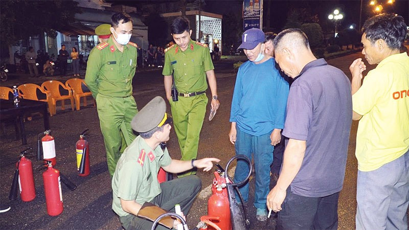 Hướng dẫn kiến thức phòng chống cháy nổ, sử dụng phương tiện chữa cháy tổ liên gia. (Ảnh HOÀNG PHÚC THẮNG)