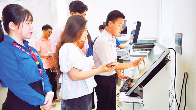 Sinh viên đồng hành cùng Ủy ban nhân dân phường Sài Gòn hỗ trợ người dân, doanh nghiệp trong thực hiện thủ tục hành chính.