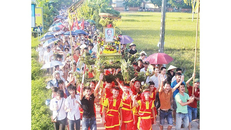 Hội thi kiệu lá Tết Trung thu 2025 tại thôn Đồi 2, xã Phú Nghĩa là hoạt động văn hóa truyền thống của địa phương.