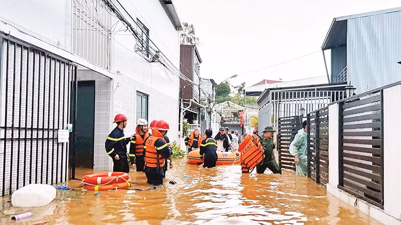 Giữa tháng 8, sau trận mưa lớn kéo dài, một khu dân cư tại phường Lâm Viên-Đà Lạt bị ngập sâu gần 1m khiến cho nhiều hộ dân bị cô lập trong thời gian ngắn.