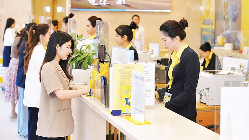 Khách hàng giao dịch tại một điểm của Ngân hàng Thương mại cổ phần Nam Á (NamA Bank) trên địa bàn Thành phố Hồ Chí Minh.