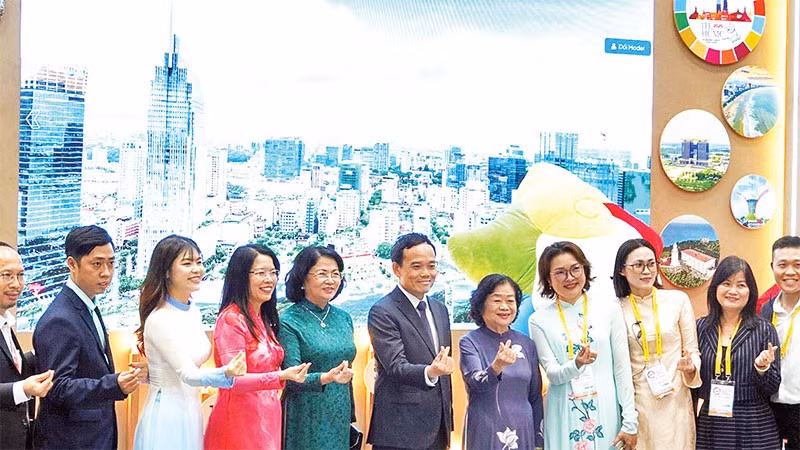 Các đại biểu chụp ảnh lưu niệm Hội chợ du lịch quốc tế Thành phố Hồ Chí Minh năm 2025.