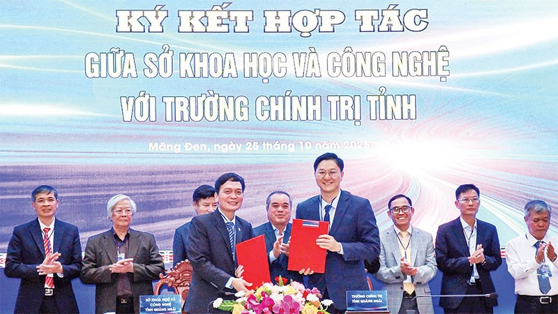 Tỉnh Quảng Ngãi ký kết hợp tác các chương trình đào tạo, chuyển giao công nghệ và chuyển đổi số.