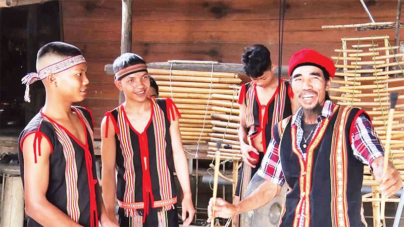 Nghệ nhân Ưu tú A Thui (bên phải) tận tình truyền dạy nhạc cụ dân gian cho thế hệ trẻ.