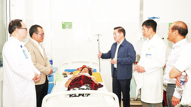 Đoàn bác sĩ của Bệnh viện Bình Dân khảo sát thực tế, trao đổi chuyên môn và thăm hỏi tình hình các bệnh nhân đang điều trị tại Khoa Ngoại thận-Tiết niệu, Bệnh viện đa khoa vùng Tây Nguyên.