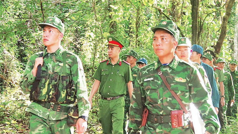 Cán bộ, chiến sĩ Đồn Biên phòng Ia Púch tuần tra, kiểm soát khu vực biên giới.