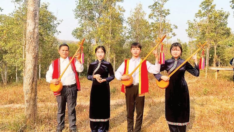 Thầy Phùng Văn Thời (bên trái) tham gia biểu diễn cùng các em học sinh.