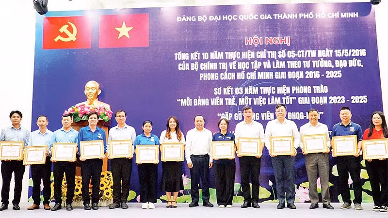 Khen thưởng các tập thể, cá nhân có thành tích trong thực hiện Chỉ thị 05-CT/TW và phong trào “Mỗi đảng viên trẻ, một việc làm tốt”.