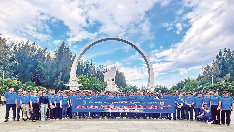 Người lao động Công ty TNHH Đóng tàu HD Hyundai Việt Nam viếng Khu Tưởng niệm chiến sĩ Gạc Ma. (Ảnh THÁI VŨ)